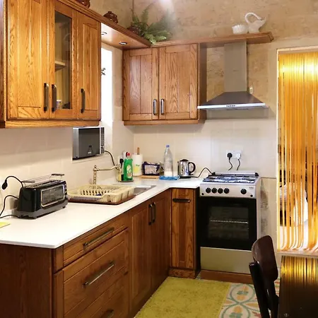 5 Minute Walk From Malta Airport Holiday home