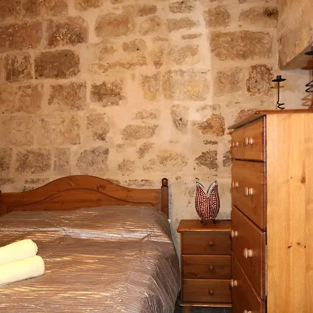 Holiday home 5 Minute Walk From Malta Airport Gudja