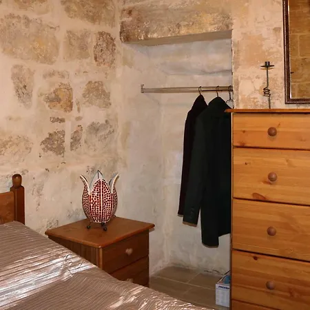 5 Minute Walk From Malta Airport Holiday home *