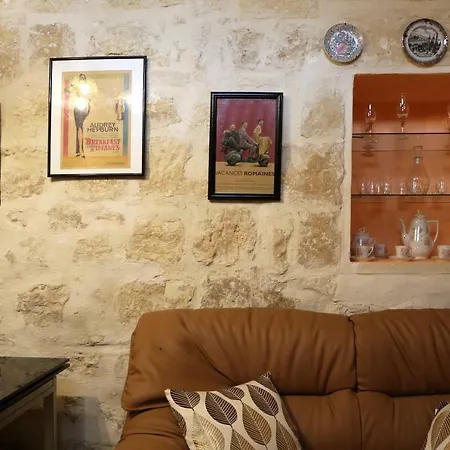 5 Minute Walk From Malta Airport Holiday home *
