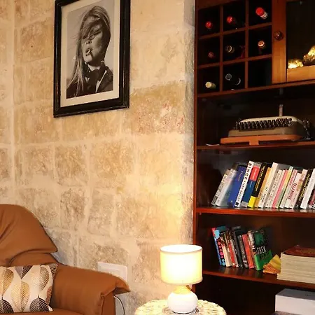 Holiday home 5 Minute Walk From Malta Airport Gudja
